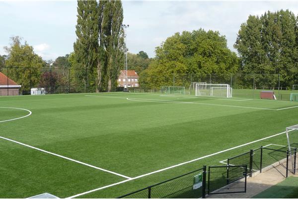 Aanleg kunstgras voetbalveld - Sportinfrabouw NV